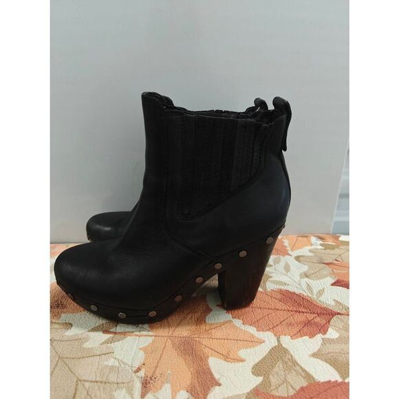 UGG Boots Carberry Platform Black Leather Studded Ankle Booties Women's Size 8 - Picture 2 of 4